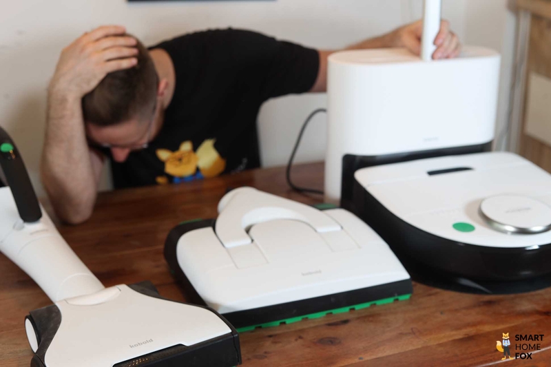 Smart Home Fox Mitarbeiter probiert Teile des Vorwerk Kobold VR7 ineinander zu stecken.